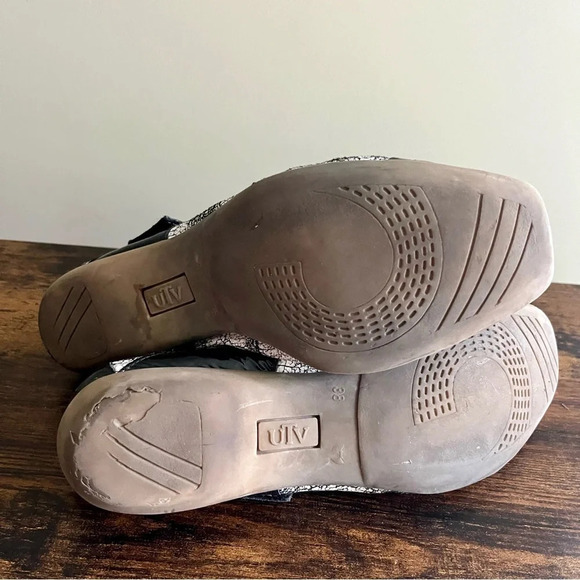 Un Tour En Ville| Black & White Mary Jane Velcro Strap Flats Size EUR38/  US7.5 - Picture 7 of 7